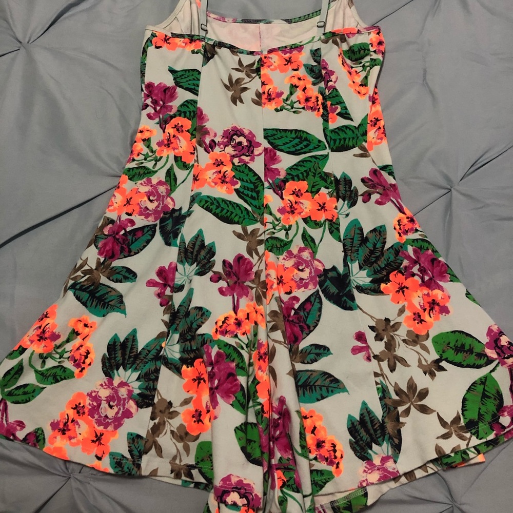 Flower Romper 🌺 🌸 - Picture 3 of 4